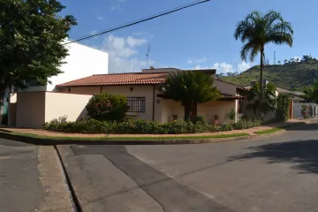 Alugar Casas / Padrão em São José do Rio Pardo. apenas R$ 2.700,00