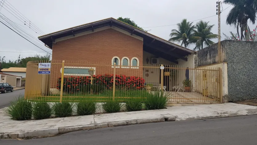 Alugar Casas / Padrão em São José do Rio Pardo. apenas R$ 742.000,00