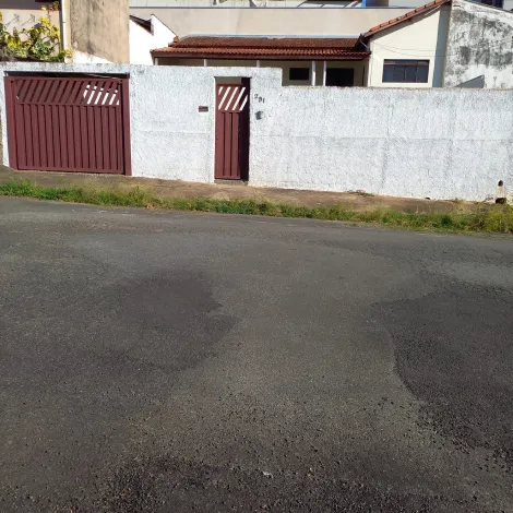 Alugar Casas / Padrão em São José do Rio Pardo. apenas R$ 900,00